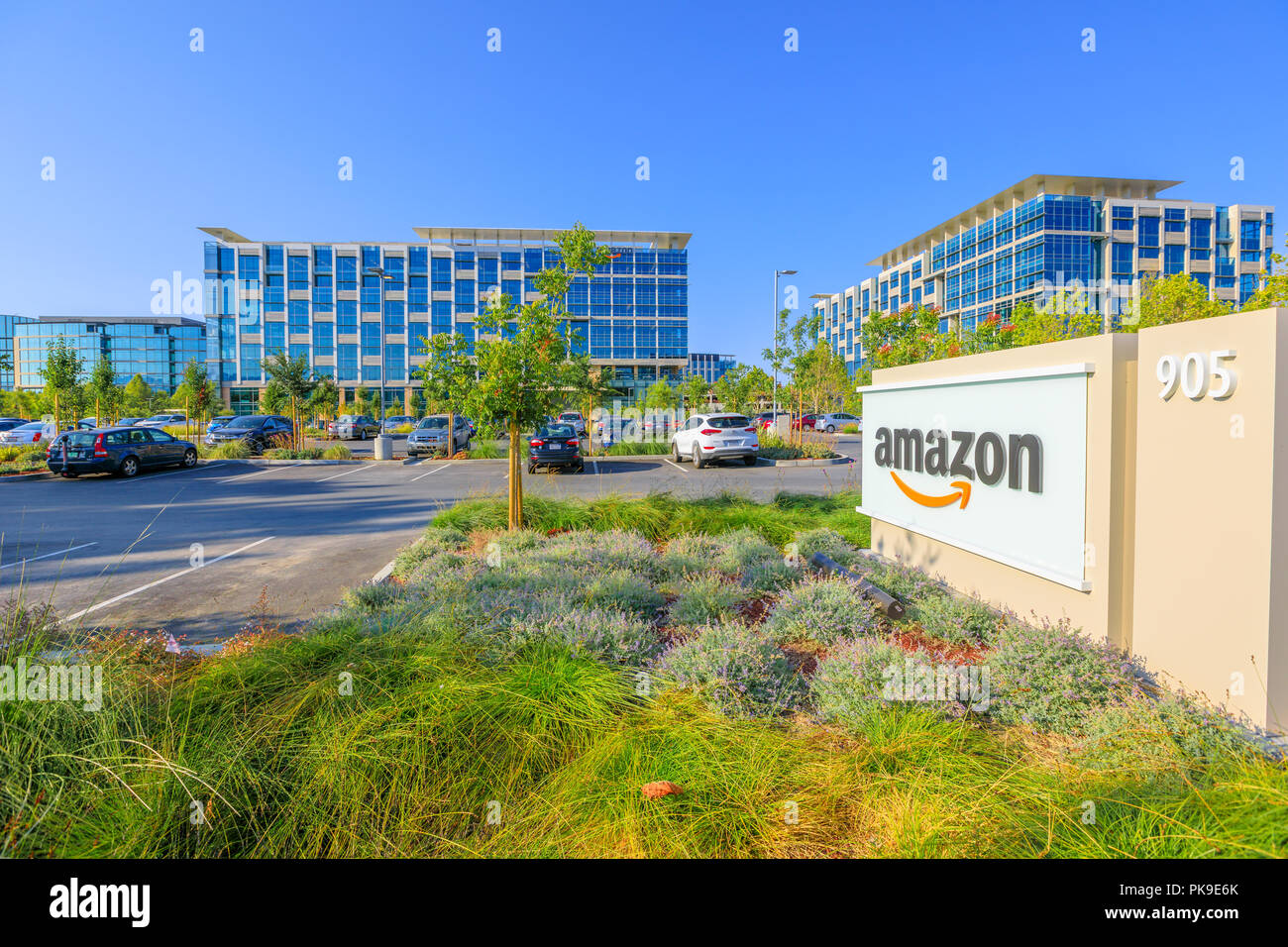 En Sunnyvale, California, USA - Agosto 13, 2018: en las oficinas de la compañía estadounidense Amazon. Amazon es líder en comercio electrónico y cloud computing, internet retailer y librería en línea y video del vendedor. Foto de stock