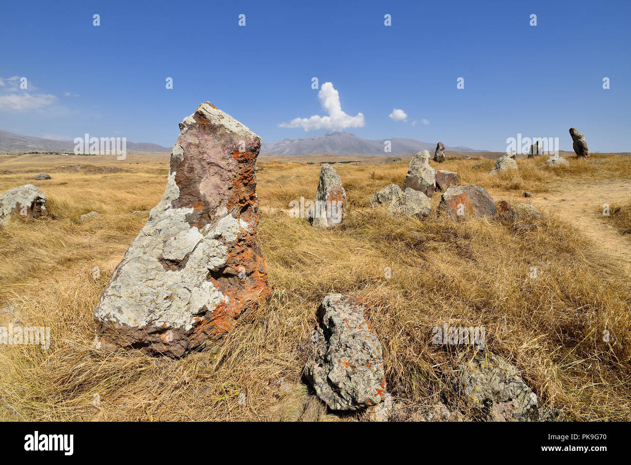 Armenia, el antiguo observatorio llamado Karahunj Zorats Karer o cerca de la ciudad de Sisian, Stonehenge armenio. Sitio arqueológico prehistórico megalítico Foto de stock