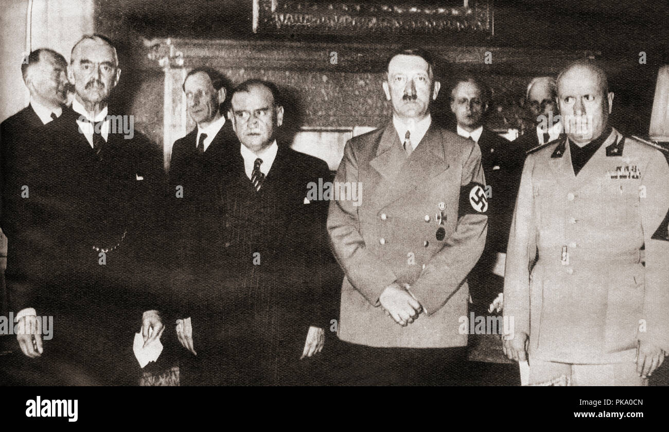 De izquierda a derecha: Chamberlain, Daladier, Hitler, Mussolini, fotografiado en 1938 antes de firmar el Acuerdo de Munich que dio a los Sudetes a Alemania. Arthur Neville Chamberlain, 1869 –1940. Estadista británico del Partido Conservador y Primer Ministro del Reino Unido. Édouard Daladier, 1884 – 1970. El político radical francés y el primer ministro de Francia. Adolf Hitler, 1889 – 1945. Político alemán, demagogo, revolucionario panalemán, líder del Partido Nazi, Canciller de Alemania, y Führer de la Alemania Nazi de 1934 a 1945. Benito Amilcare Andrea Mussolini Foto de stock