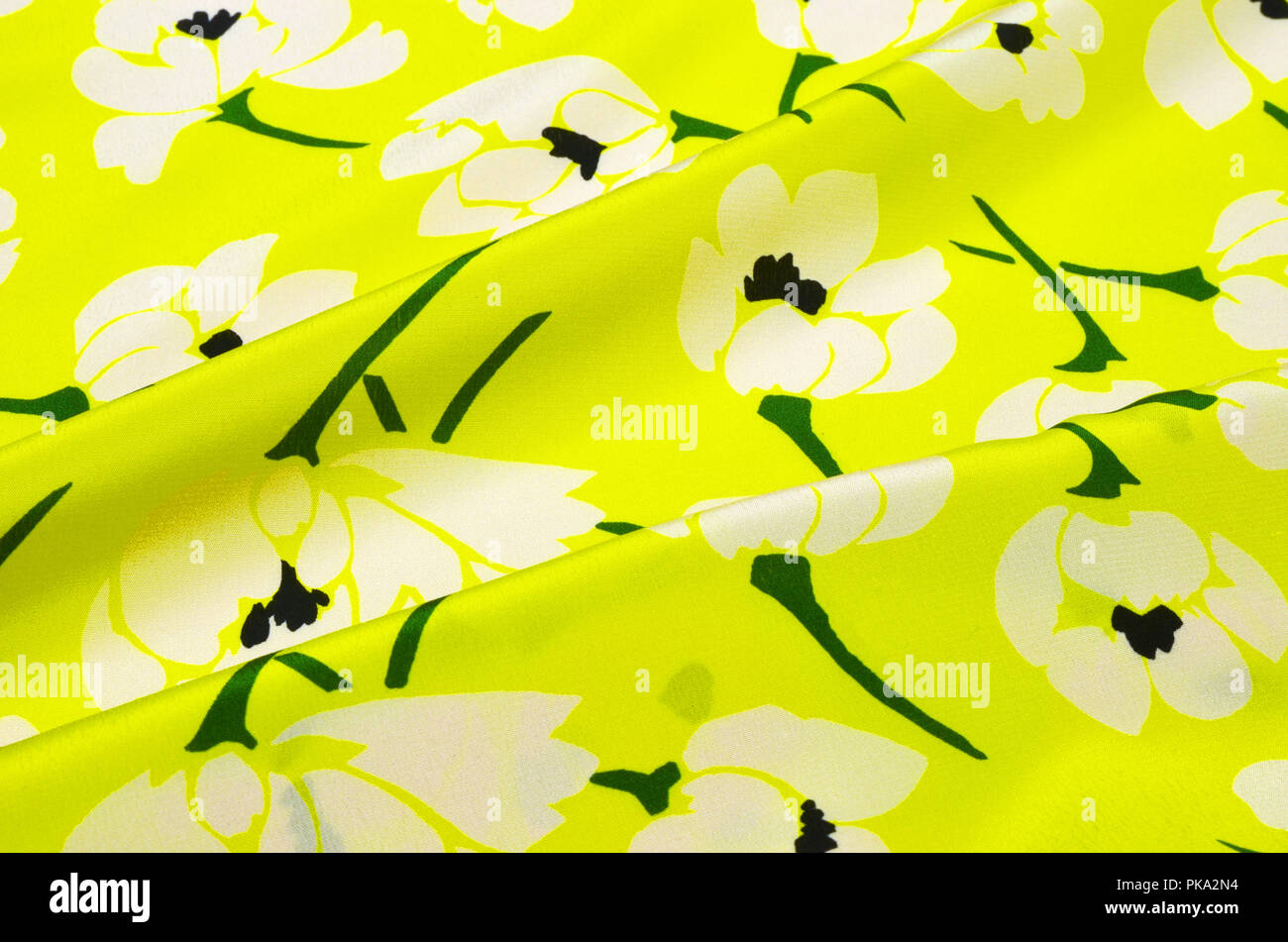 Tejido de seda, Crepe-de-chine adorno floral en amarillo Foto de stock