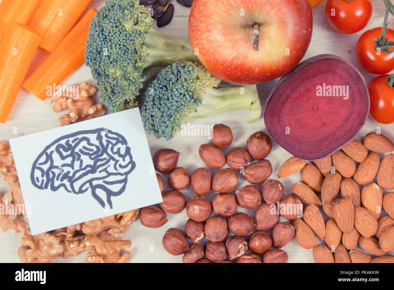 Dibujo de cerebro y alimentos sanos para poder y buena memoria, la dieta  nutritiva que contiene vitaminas y minerales naturales Fotografía de stock  - Alamy