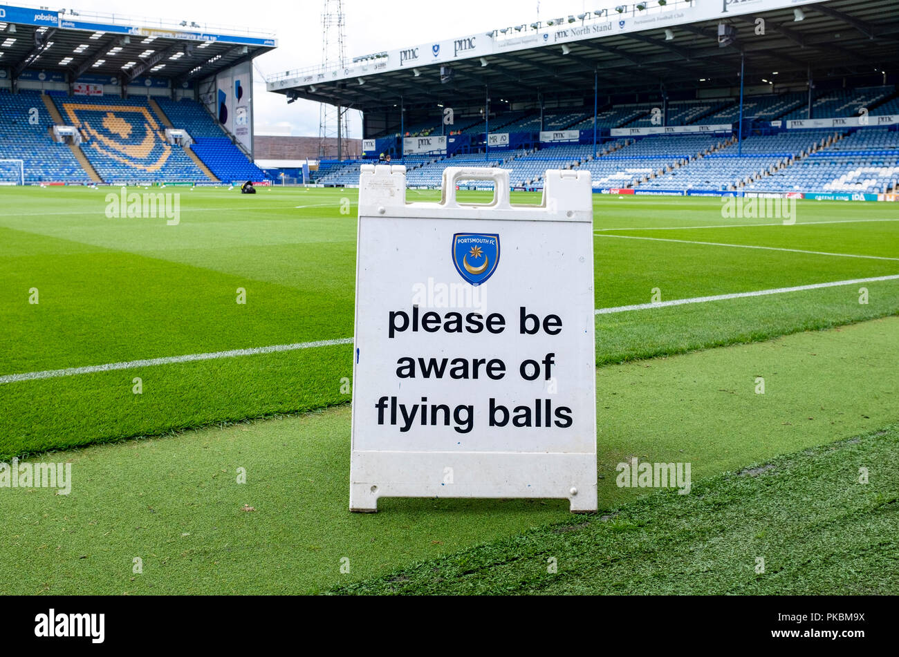 Portsmouth Football Club Fratton Park stadium Hampshire Reino Unido - Por favor, tenga en cuenta la señal de advertencia Flying Balls - Sólo para uso editorial. Sin merchandising. Para Foto de stock