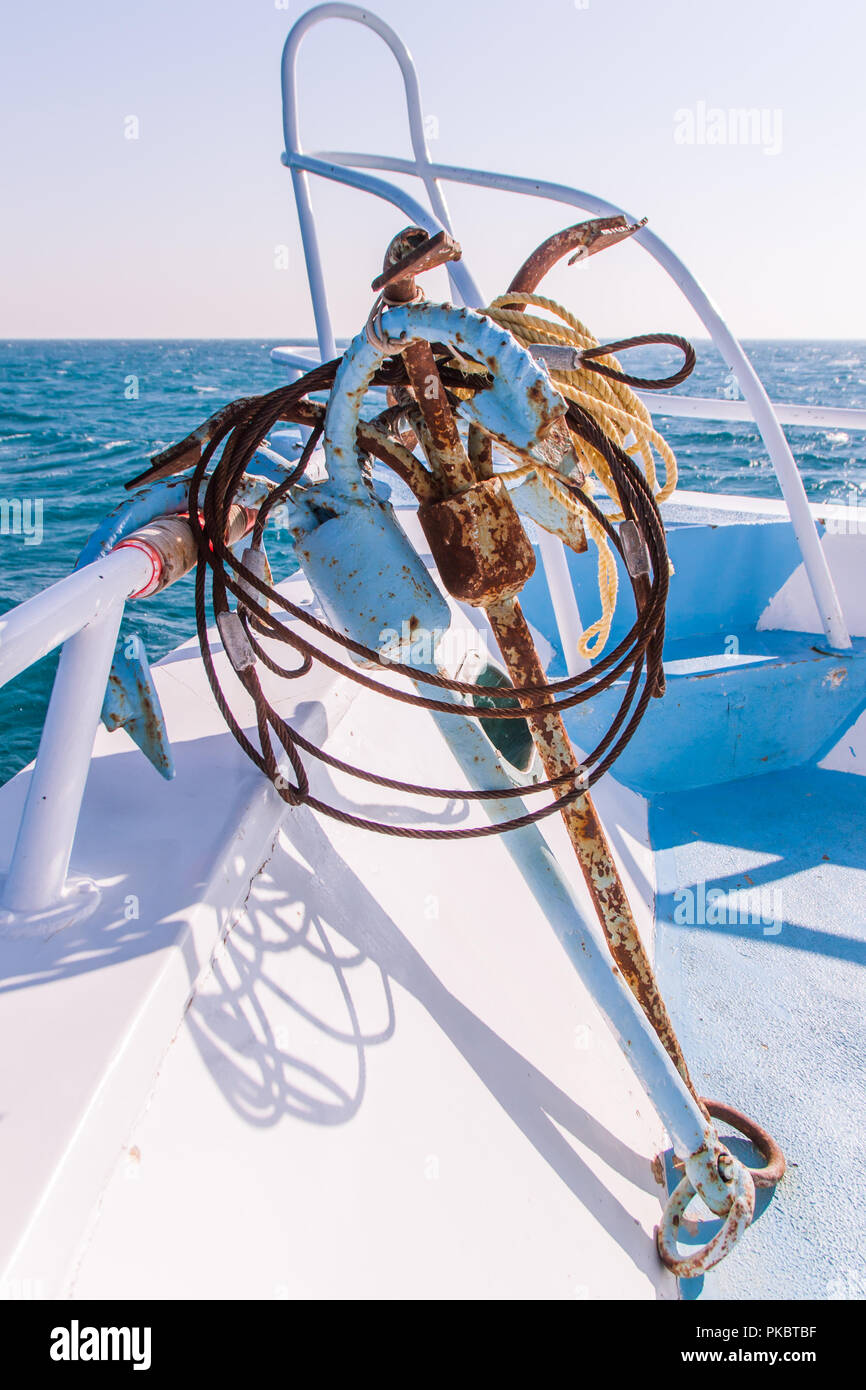 Rusty anclajes en barco de buceo en el sol, con el mar de fondo Foto de stock