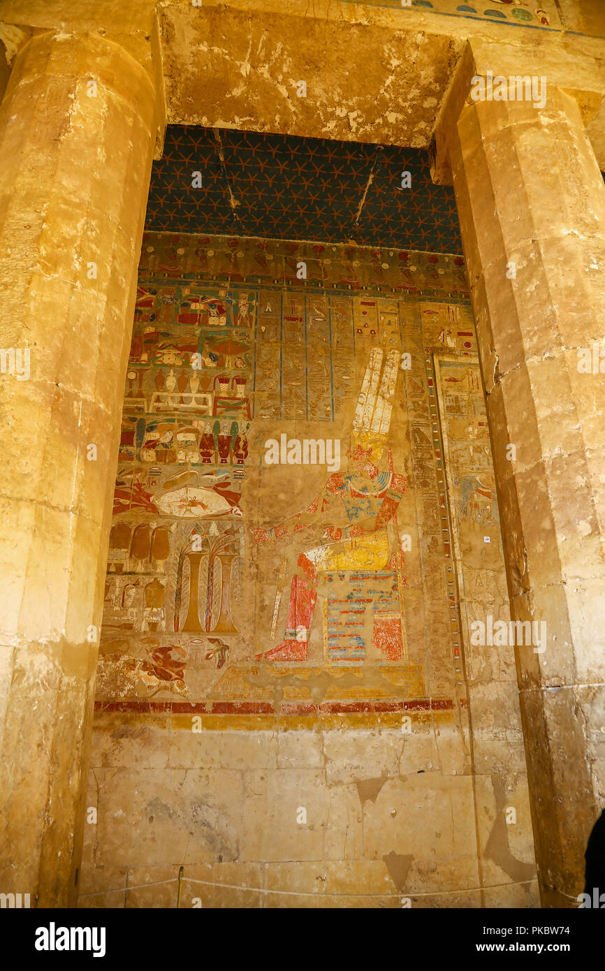 Jeroglíficos pintados en el templo mortuorio de Hatshepsut, Deir el Bahari, en Luxor, Egipto, África Foto de stock