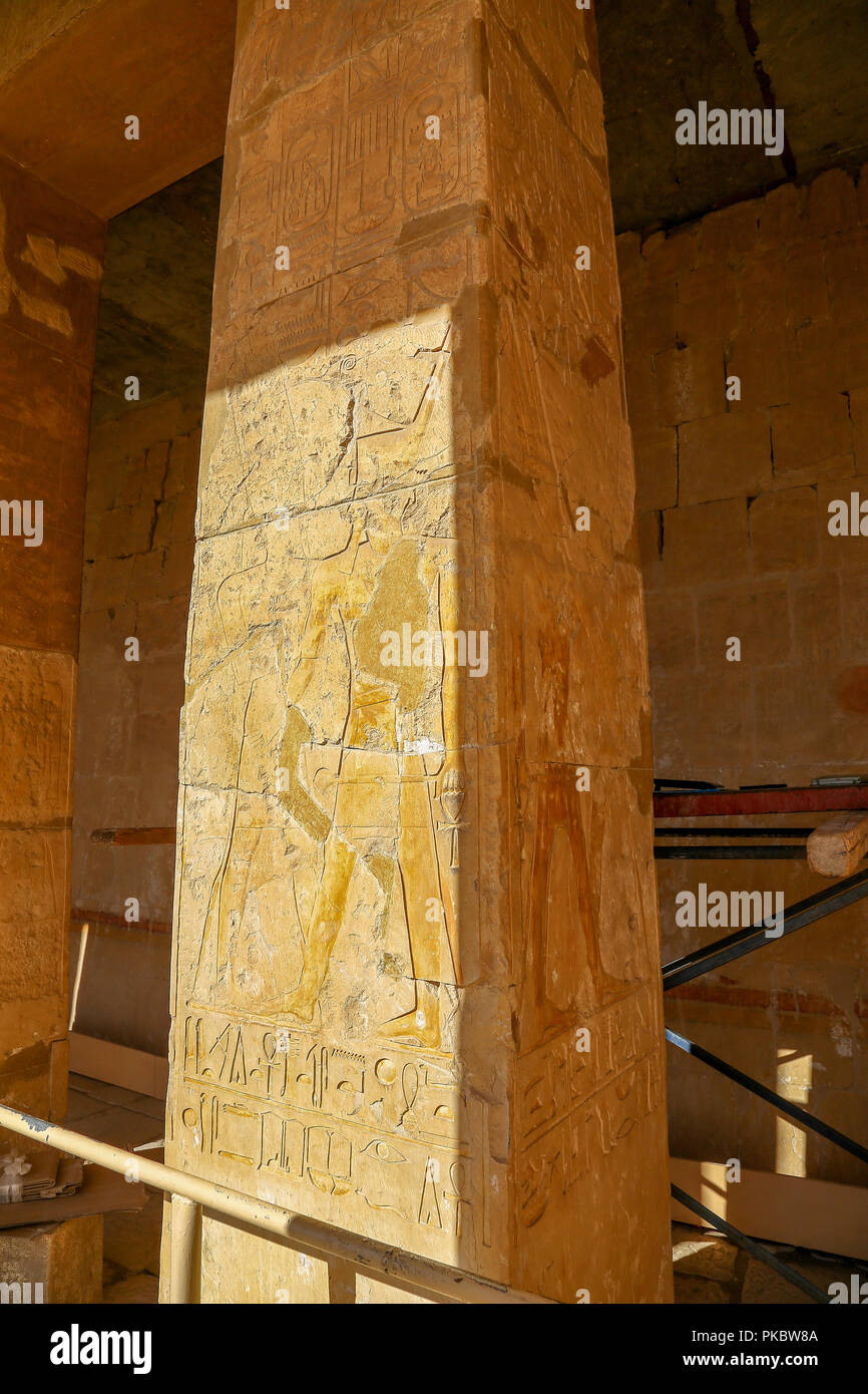 Jeroglíficos pintados en el templo mortuorio de Hatshepsut, Deir el Bahari, en Luxor, Egipto, África Foto de stock