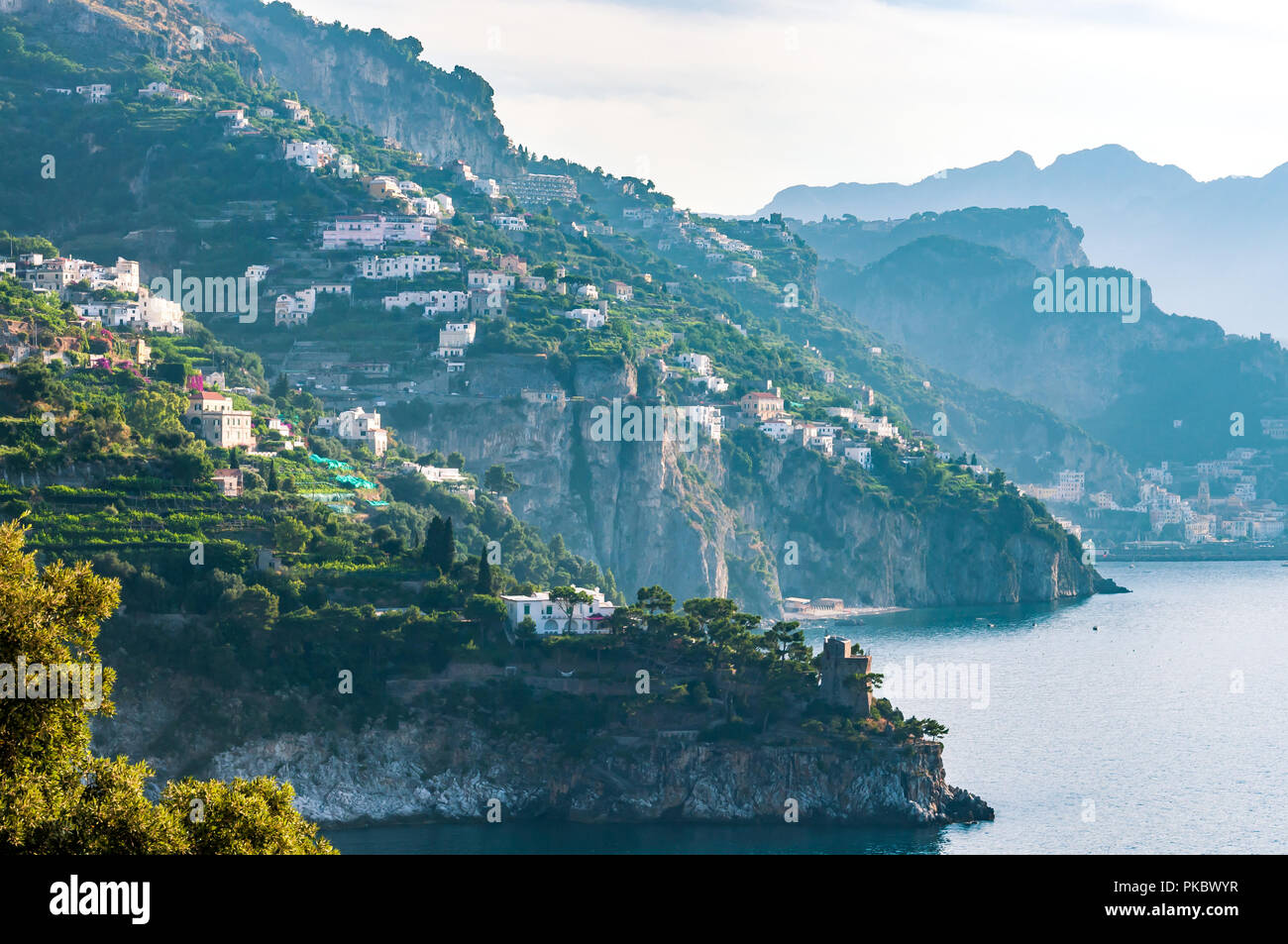 La costa de Amalfi con promontorios rocosos hasta el mar Mediterráneo, Italia Foto de stock