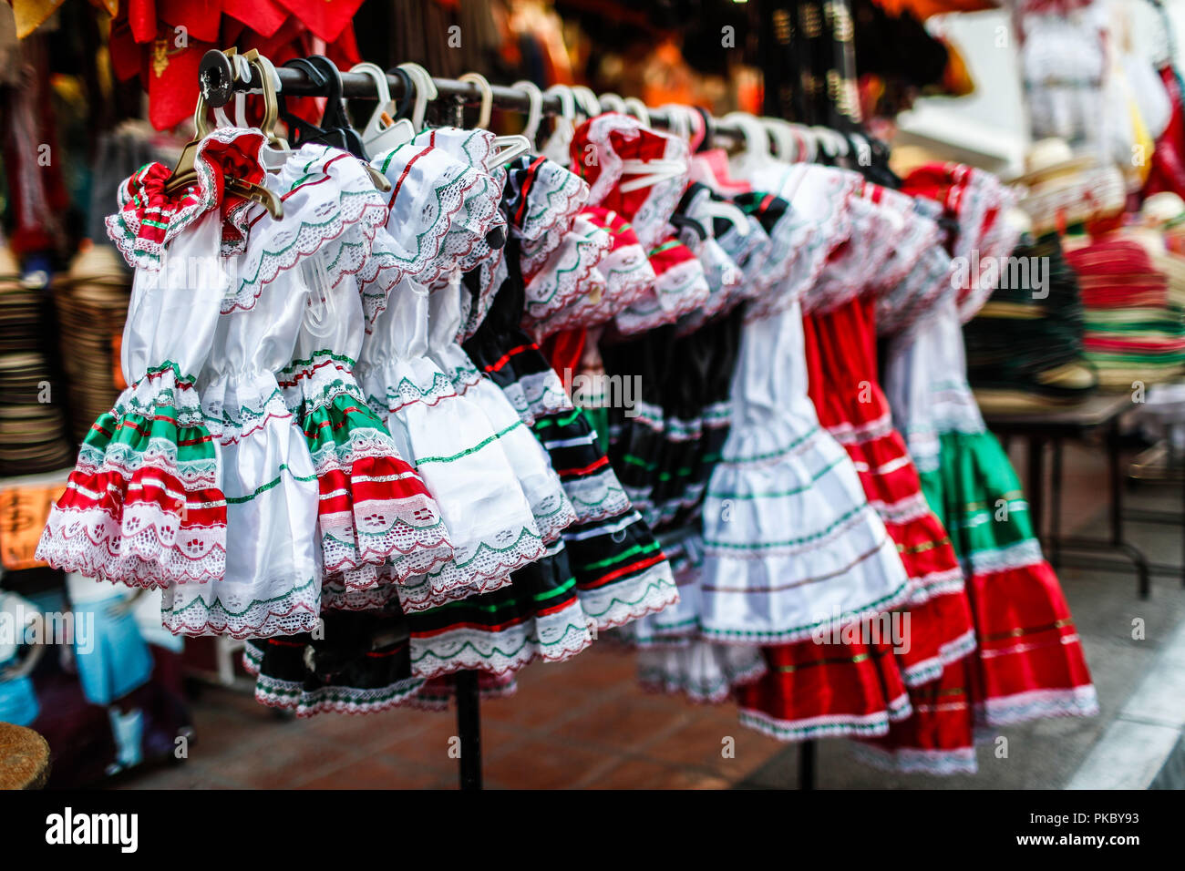 Venta de trajes de adelita y sombreros de charro muy popular este
