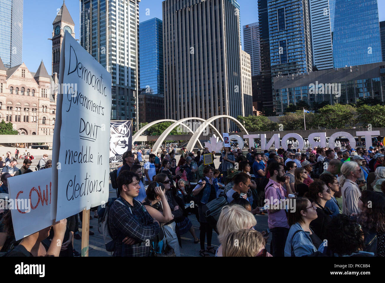 Toronto, ON, Canadá. 12 Sep, 2018. Manifestación ante el ayuntamiento para protestar Premier Doug Ford esfuerzos para revivir un proyecto de ley que reducirá el consejo de la ciudad de Toronto a casi la mitad. Crédito: Johnny De Franco/Zuma alambre/Alamy Live News Foto de stock