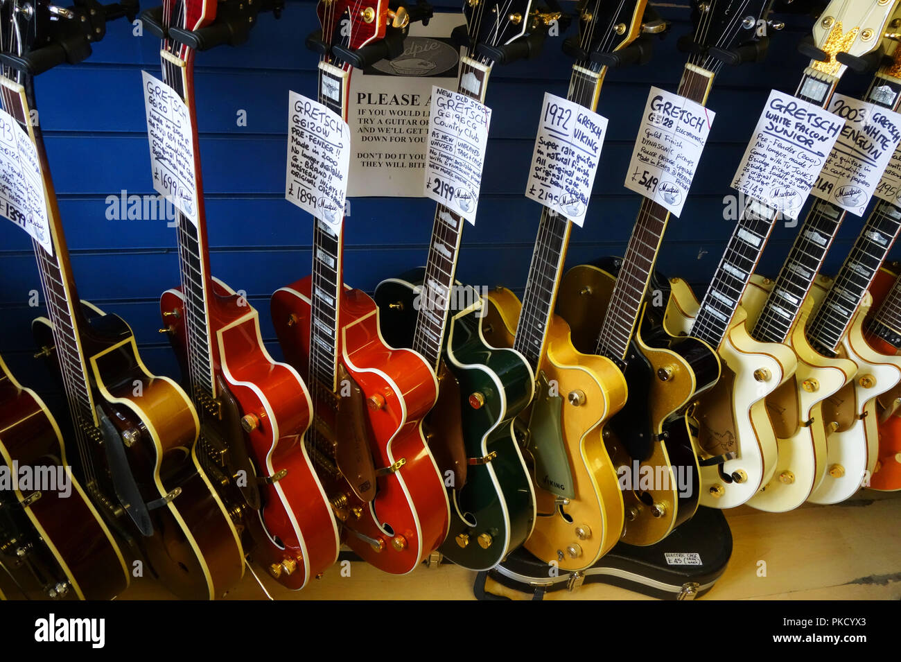 Elección de guitarras eléctricas a la venta en la tienda de música de  Brighton, Reino Unido Fotografía de stock - Alamy