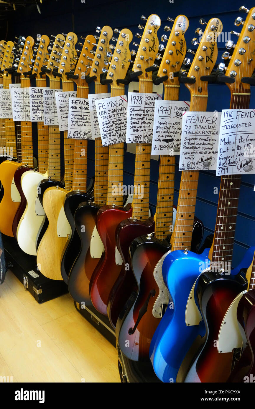 Elección de guitarras eléctricas a la venta en la tienda de música de  Brighton, Reino Unido Fotografía de stock - Alamy
