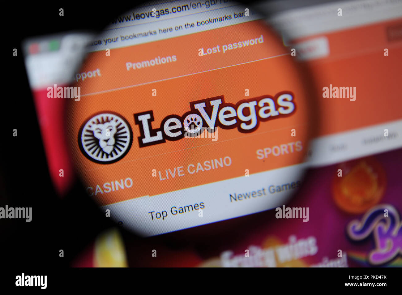 El sitio web de juegos LeoBVegas vistos a través de una lupa Foto de stock