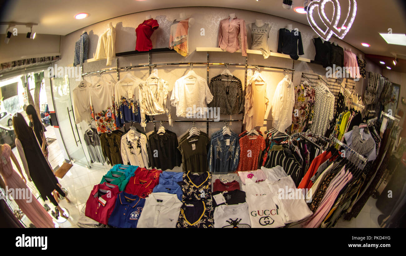 Tienda de moda ropa hombre mujer Shopping touna house Fotografía de stock -  Alamy