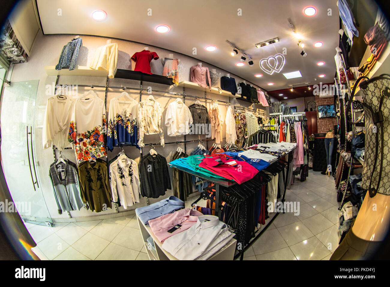 Tienda de moda ropa hombre mujer Shopping touna house Foto de stock