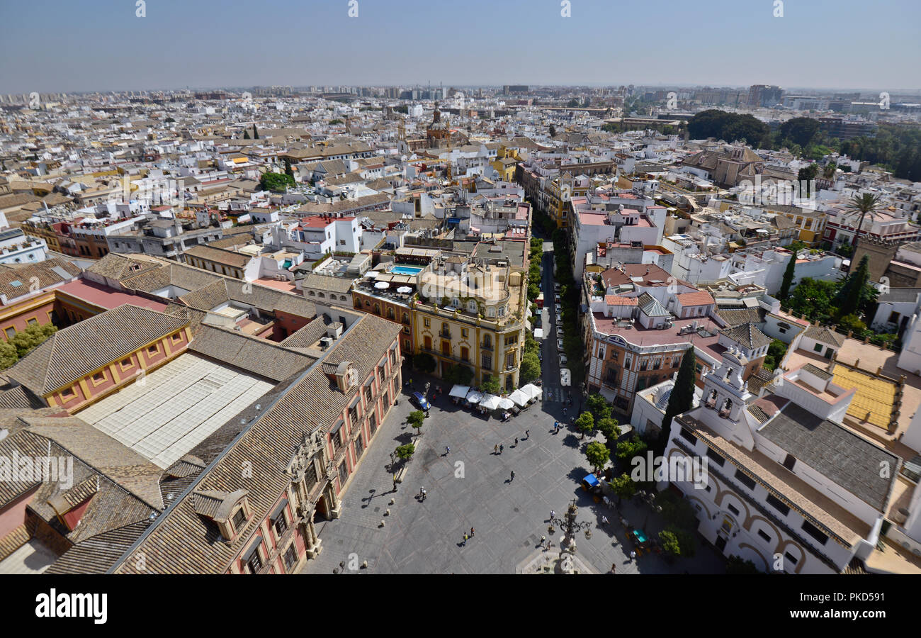 Vista panorámica de Sevilla desde la Giralda, España Foto de stock