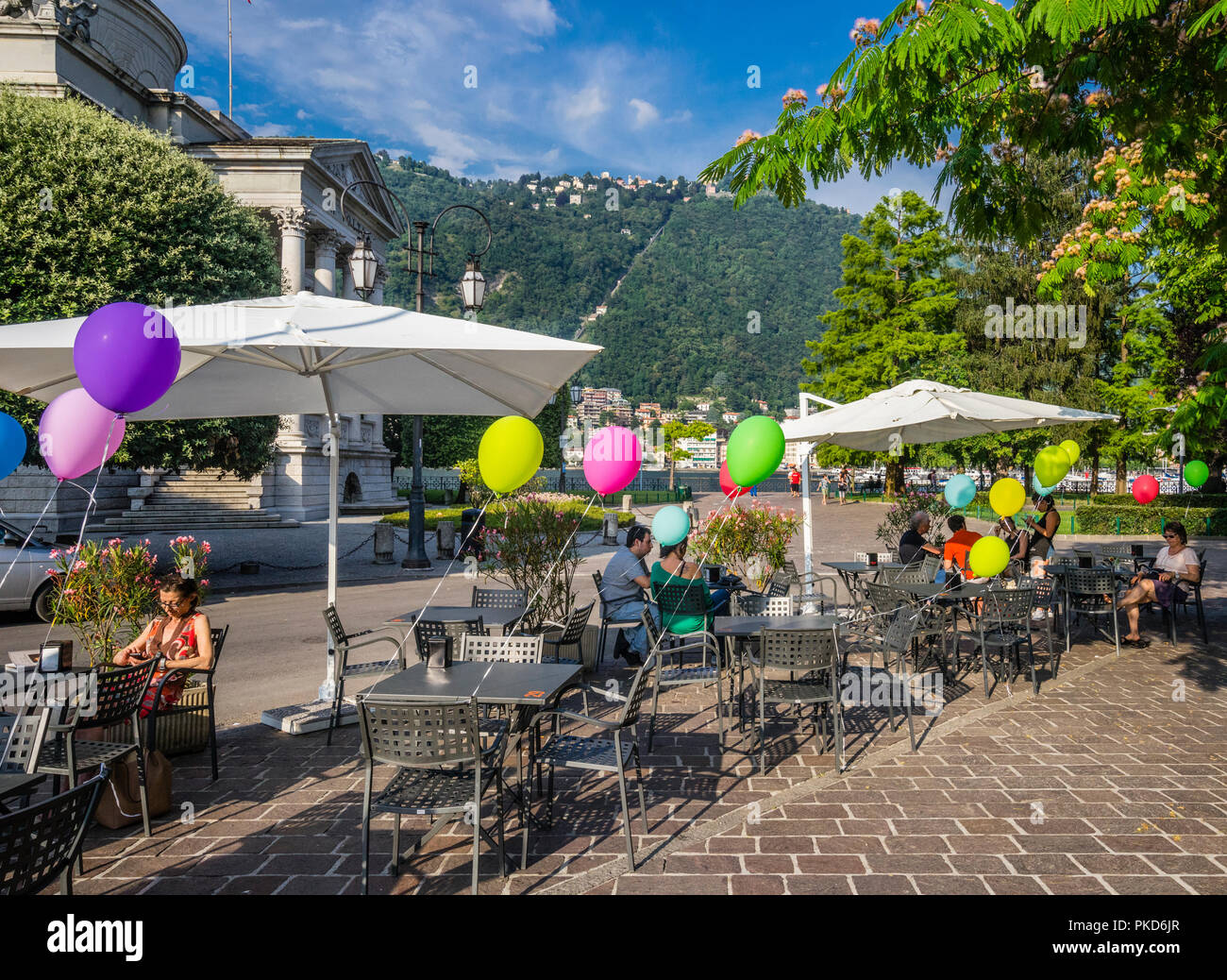 Pura Vida Bar restaurante al aire libre en el Tempio Voltiano museo sobre la orilla del Lago de Como, en Lombardía, Italia Foto de stock