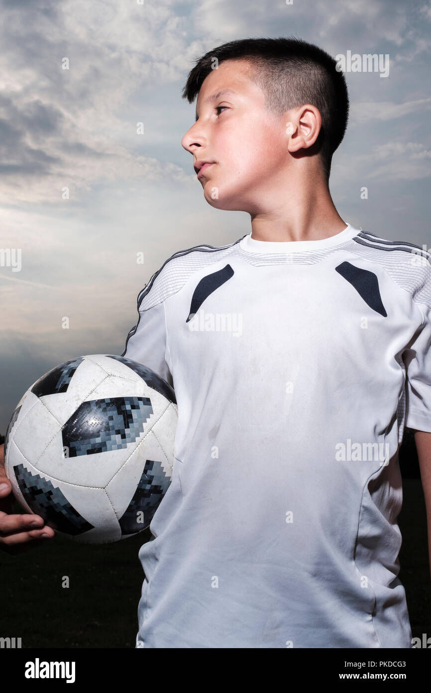 Boy-10-11 años en kit,fútbol,Surrey UK Foto de stock