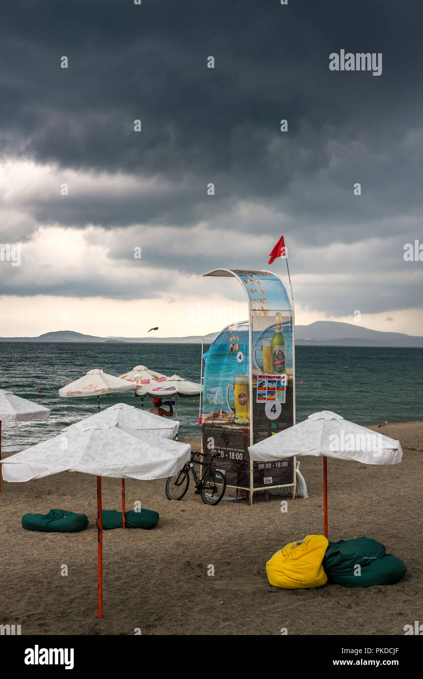 Burgas,Bulgaria- mal tiempo ,playa vacía en un nublado y lluvioso día de verano Foto de stock