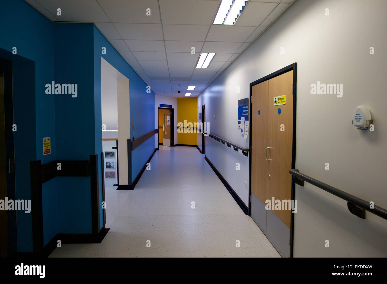 Patient gurney surgery hospital fotografías e imágenes de alta