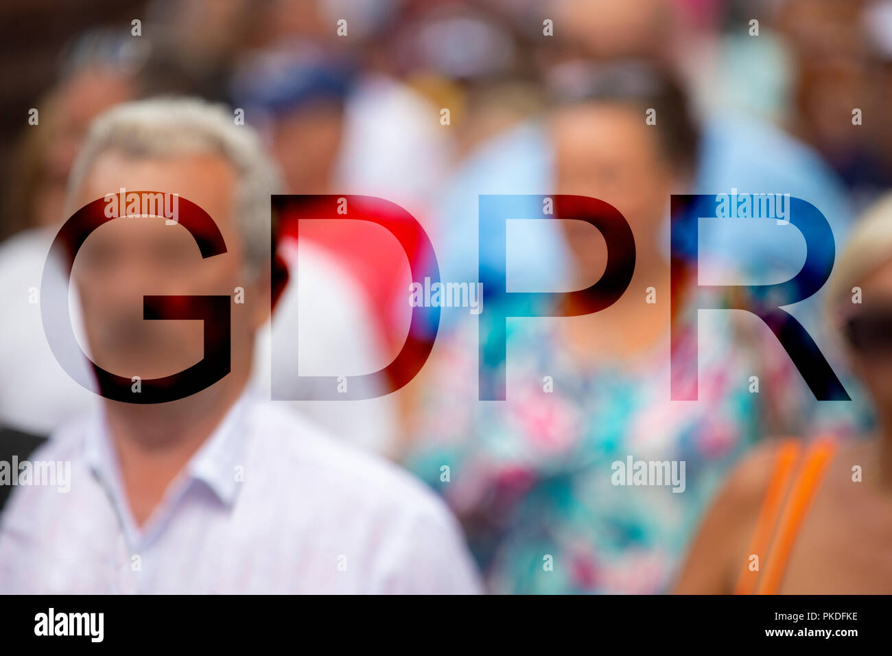 GDPR - Personas con rostros ocultos con una inscripción Reglamento General de Protección de datos. Blured Foto de stock