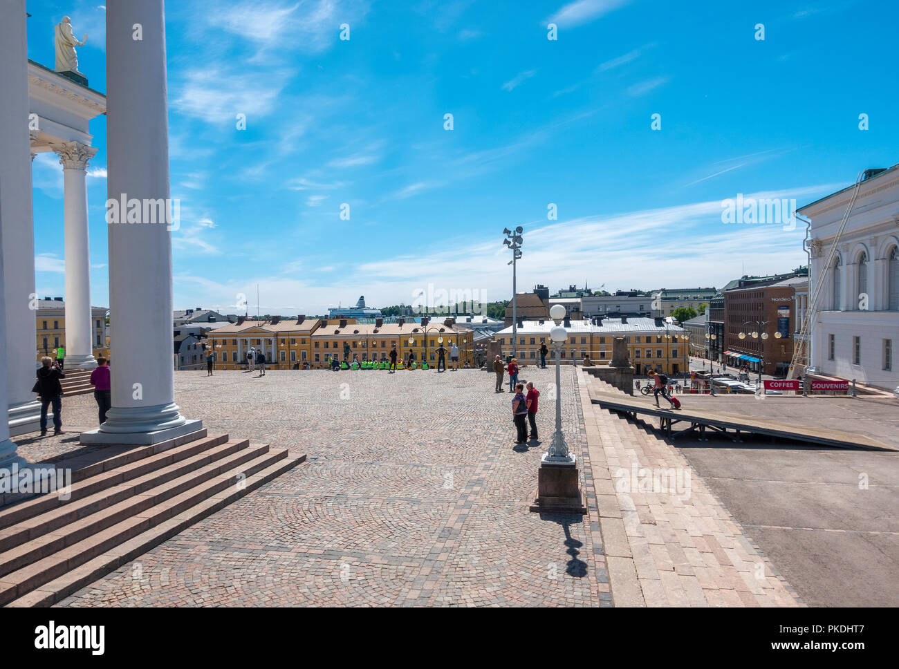 La Plaza del Senado de Helsinki visto desde el extremo norte, con la Catedral Luterana de Helsinki a la izquierda en verano Foto de stock