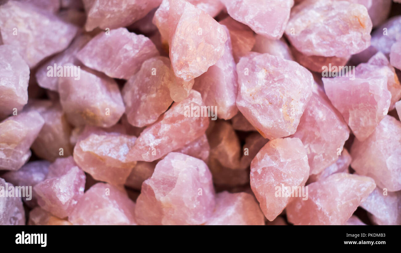 Cristales de cuarzo rosa de fondo, utilizado a menudo como decoración en el  hogar o talismanes por sus propiedades curativas, o energía romántica  Fotografía de stock - Alamy