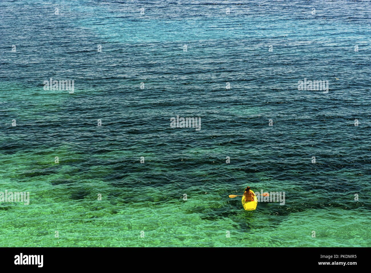 Una sola mujer prácticas de kayak de mar Foto de stock