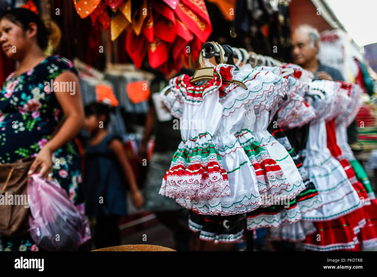 Venta de trajes de adelita y sombreros de charro muy popular este 16 de  septiembre para el grito de independencia. Viva México. Los feriados  nacionales, la revolución mexicana, la independencia de México,