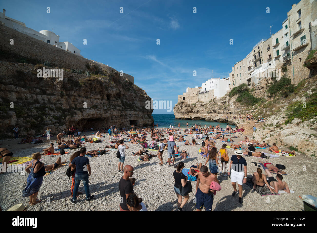Playa en Polignano a Mare, Italia en verano. Foto de stock