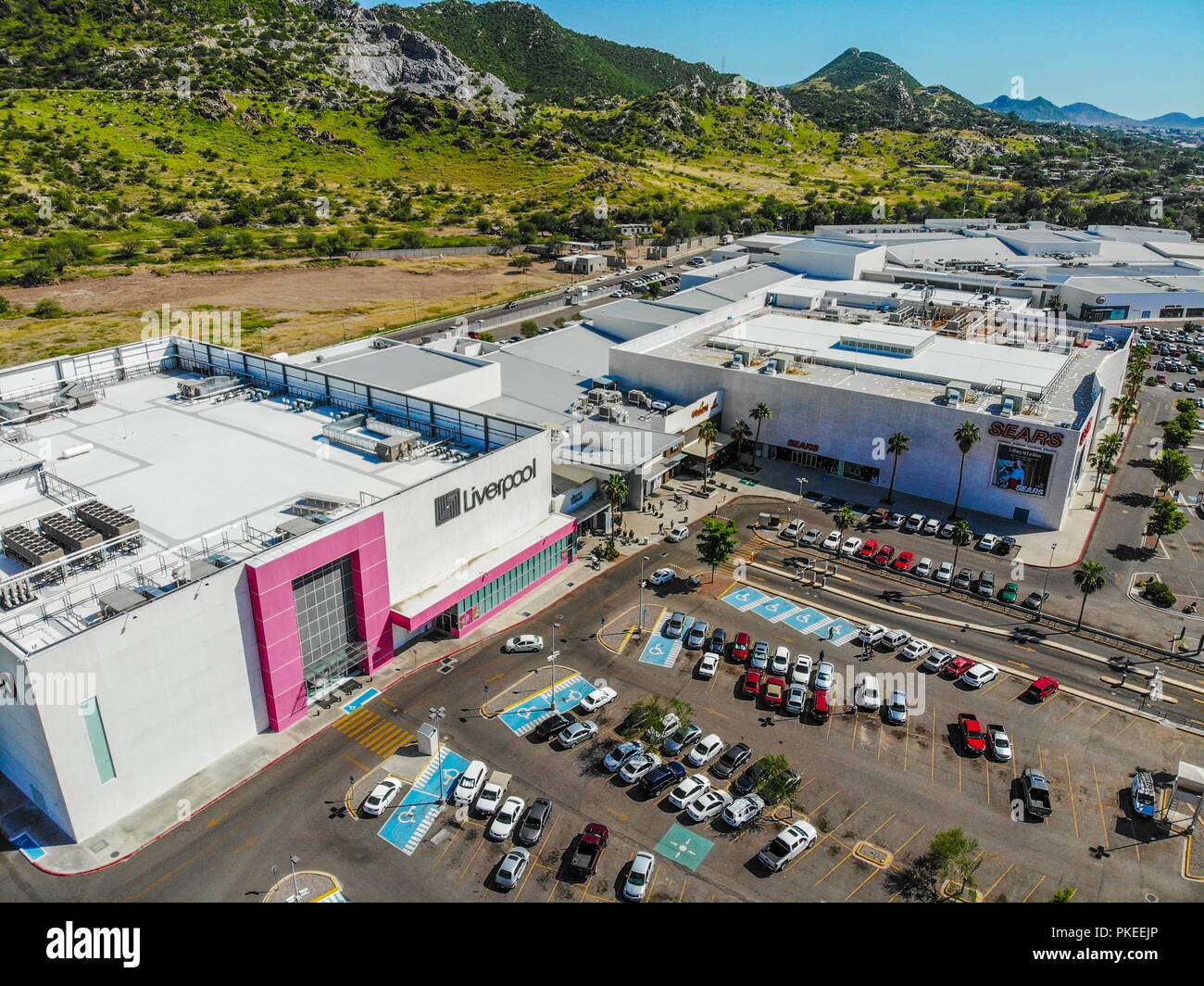 Paisaje urbano, paisaje de la ciudad de Hermosillo, Sonora, México.  Estacionamiento de autos y centro comercial Galerias Mall. Casino Central.  Sears Fotografía de stock - Alamy