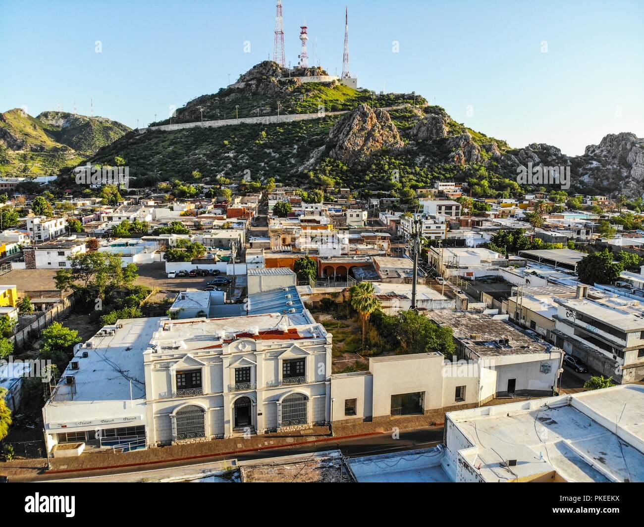 Casa antigua. Casa antigua. Patio con arboles y palmeras. Palm. Cerro