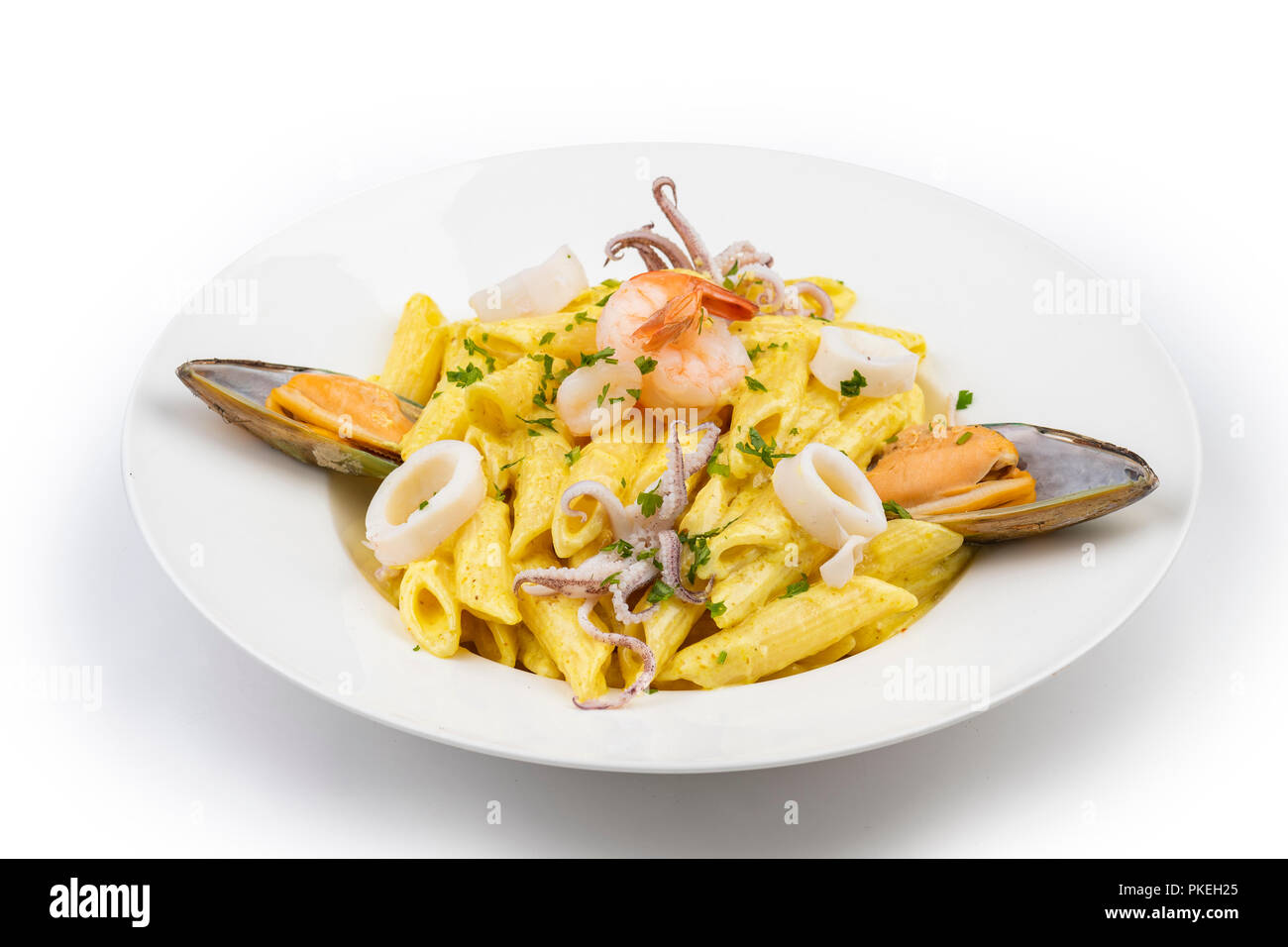 Plato de pasta italiana con mariscos y bottarga, comida mediterránea Foto de stock