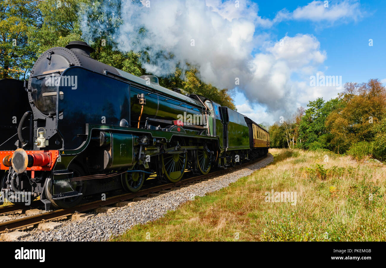 Un vintage arados para el tren de vapor a través de la North York Moros en una mañana de otoño cerca de Goathland, Yorkshire, Reino Unido. Foto de stock