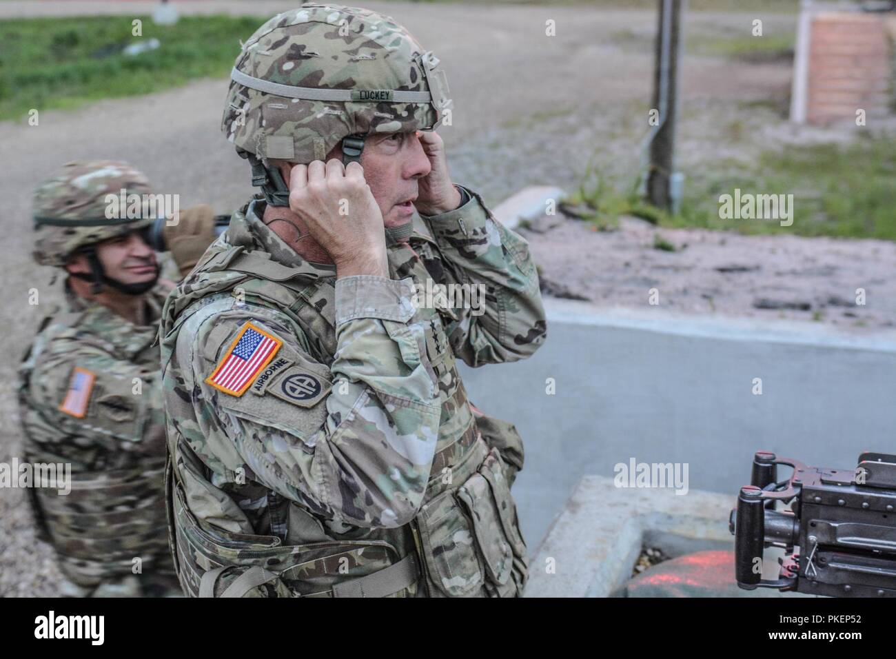 LTG Charles D. Luckey, Jefe de la Reserva del Ejército y el Comandante General del Ejército de los Estados Unidos, comando de la reserva, se prepara para disparar una ametralladora M2 durante la operación Task Force Ultimate, Cold Steel II, auspiciada por Estados Unidos de asuntos civiles del ejército y el Comando de Operaciones Psicológicas (Airborne), 25 de julio de 2018, en base conjunta Mc-Guire-Dix Lakehurst, New Jersey. Funcionamiento Cold Steel es la Reserva del Ejército estadounidense de la tripulación sirve de armas de cualificación y validación para garantizar el ejercicio de América del Ejército las unidades de reserva y los soldados están entrenados y listos para su implementación en el corto plazo como parte de Ready Force X y llevar listas para combatir y mortífero poder de fuego en Foto de stock
