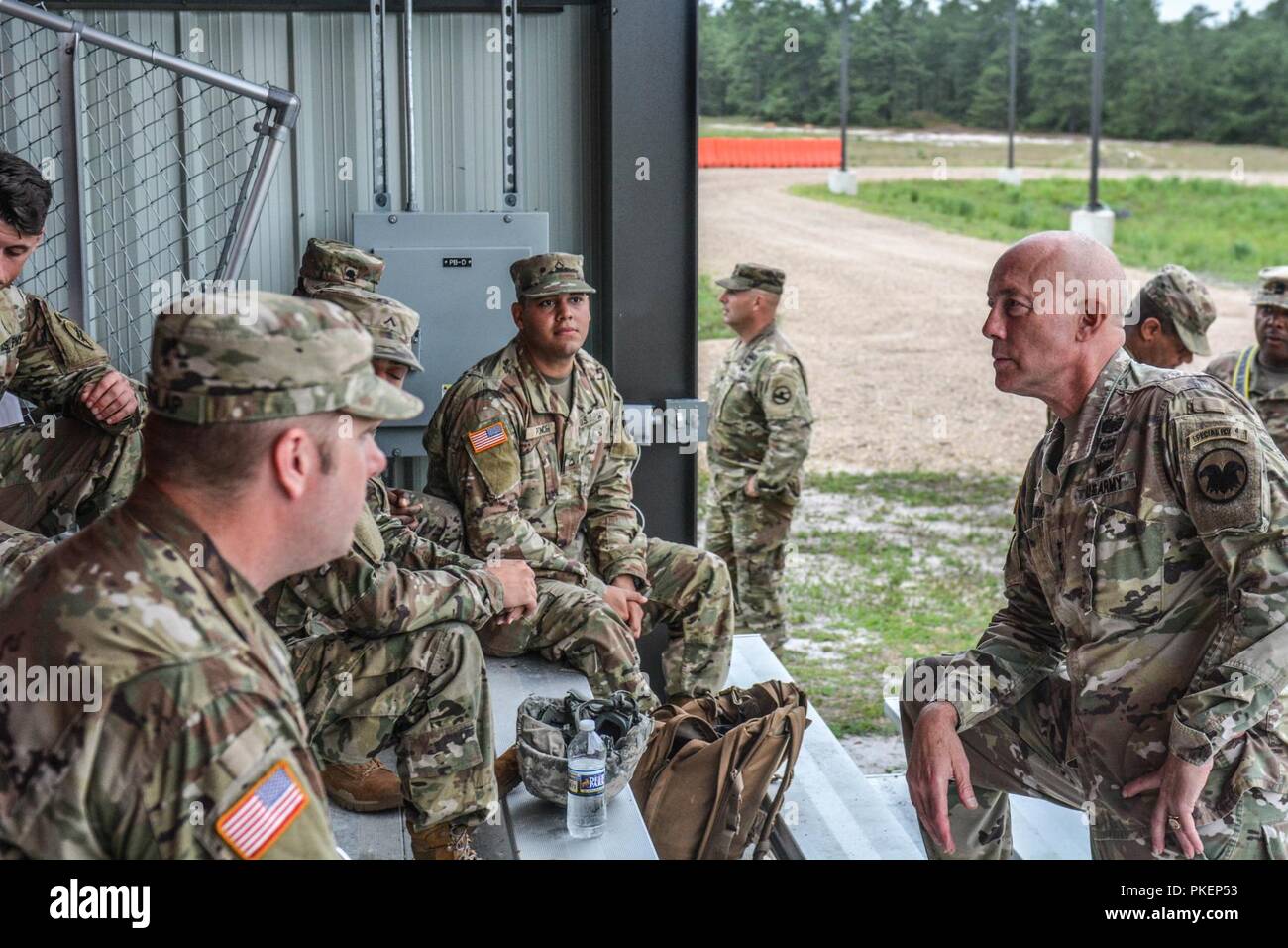 LTG Charles D. Luckey, Jefe de la Reserva del Ejército y el Comandante General del Ejército de los Estados Unidos, comando de Reserva, habla con los soldados de la unidad Lista de tropas durante la operación Task Force Ultimate, Cold Steel II, auspiciada por Estados Unidos de asuntos civiles del ejército y el Comando de Operaciones Psicológicas (Airborne), 25 de julio de 2018, en base conjunta Mc-Guire-Dix Lakehurst, New Jersey. Funcionamiento Cold Steel es la Reserva del Ejército estadounidense de la tripulación sirve de armas de cualificación y validación para garantizar el ejercicio de América del Ejército las unidades de reserva y los soldados están entrenados y listos para su implementación en el corto plazo como parte de Ready Force X y llevar listas para combatir y mortífero poder de fuego Foto de stock