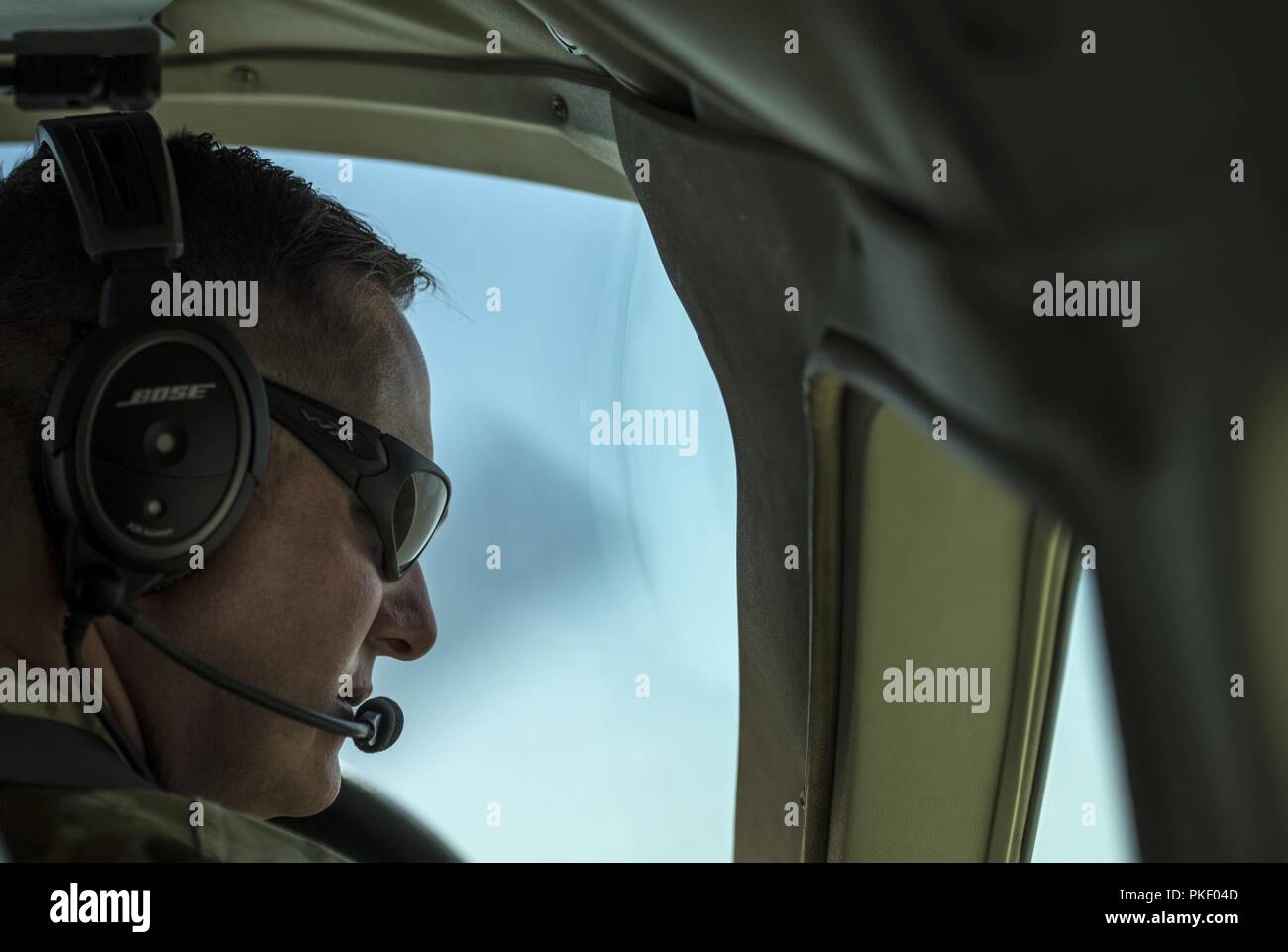KABUL, Afganistán (25 de julio de 2018, EE.UU.) - Un piloto de un avión Cessna 208B asignada a la 438th ala expedicionaria aérea como parte del tren aconsejamos asistir Command-Air (TAAC-aire) en el Aeropuerto Internacional de Hamid Karzai (HKIA), Afganistán, comprueba el lado derecho del espacio aéreo para cualquier llegada del avión el 25 de julio de 2018. La misión de capacitar, asesorar y ayudar Command-Air es capacitar, asesorar y ayudar a la Defensa Nacional Afgano y las fuerzas de seguridad para el desarrollo profesional, capaz y sostenibles de la Fuerza Aérea. Foto de stock