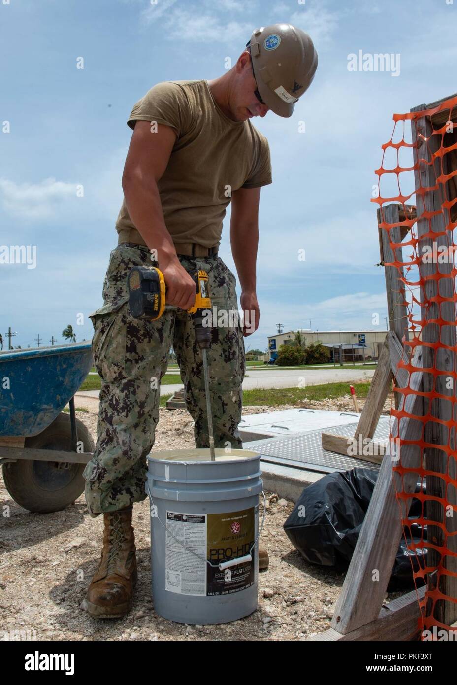 3ª clase Utilitiesman Tommy Nagle, de Walnut Cove, Carolina del Norte, asignado al batallón móvil de Construcción Naval (NMCB) 11, Det. Guam se mezcla la pintura durante la construcción de un cuarto de baño y ducha a punto de Polaris, la Base Naval de Guam, 7 de agosto de 2018. Expedicionario NMCB-11 proporciona capacidades de ingeniería y construcción que incluye el mantenimiento y operación de instalaciones y bases expedicionarias, tácticas de logística de puenteo, asistencia humanitaria a través de la construcción de acción cívica acción cívica y detalles de los equipos y las capacidades de respuesta a desastres de teatro en los EE.UU. 7ª Flota son Foto de stock