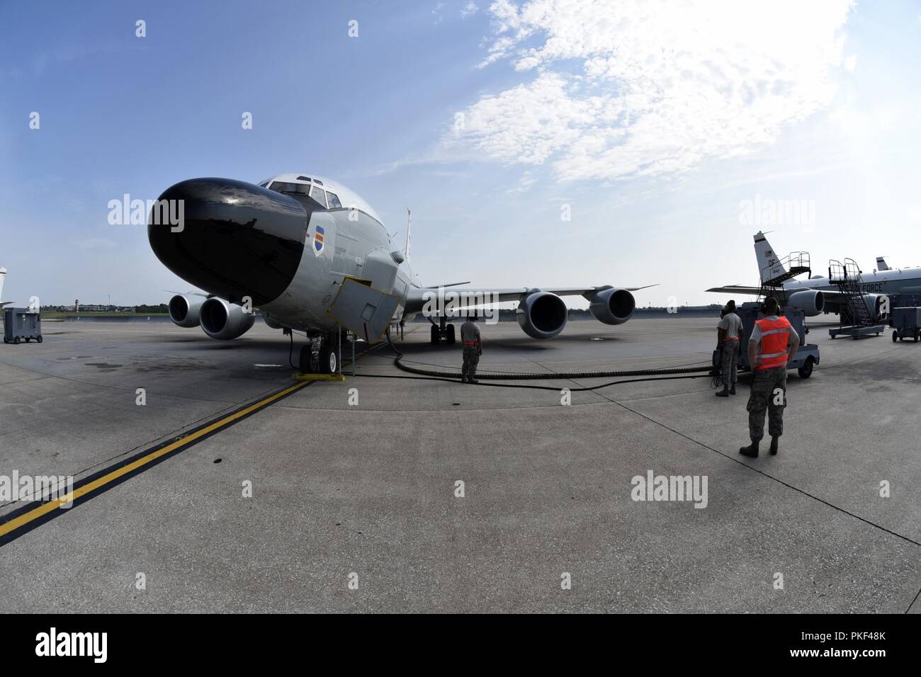 55º Escuadrón de Mantenimiento de Aeronaves aviadores utilizar un carro de aire de tierra para iniciar el RC-135V/W Remache del conjunto cuatro CFM International F108-CF-201 alta derivación-motores de turborreacción Agosto 5, 2018 en Offutt Air Force Base, Nebraska.El avión es un extensamente modificado C-135. El remache del conjunto modificaciones están relacionadas fundamentalmente con su suite de sensores a bordo, que permite a la tripulación de la misión de detectar, identificar y geolocate señales en todo el espectro electromagnético. La tripulación de la misión puede reenviar información recopilada en una variedad de formatos para una amplia gama de consumidores a través del amplio conjunto de remache comuni Foto de stock