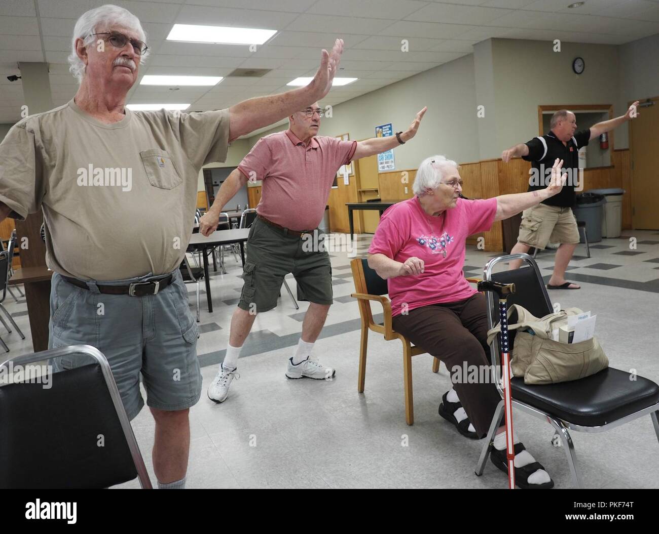 Si sentada o de pie, los veteranos pueden participar en las clases de Tai  Chi ofrece de martes a miércoles en el centro de Omaha DAV Fotografía de  stock - Alamy