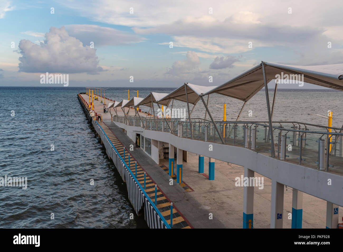 Muelle del ferry playa del carmen cozumel fotografías e imágenes de alta  resolución - Alamy