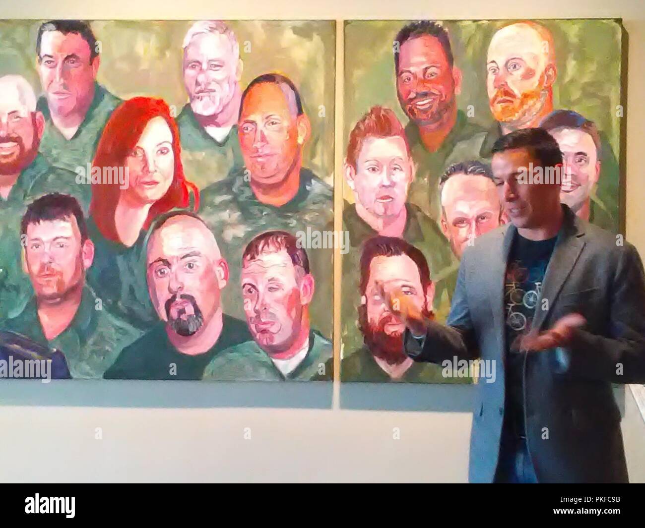 Maj Christopher Córdova, se sitúa delante del mural que incluye su retrato, el 7 de agosto de 2018, mientras él describe cómo fue seleccionado por el Presidente George W. Bush "Retratos de Coraje" Exposición de arte itinerante. La exposición está actualmente en exhibición en el Museo Witte en San Antonio, Texas, el 30 de septiembre. Foto de stock