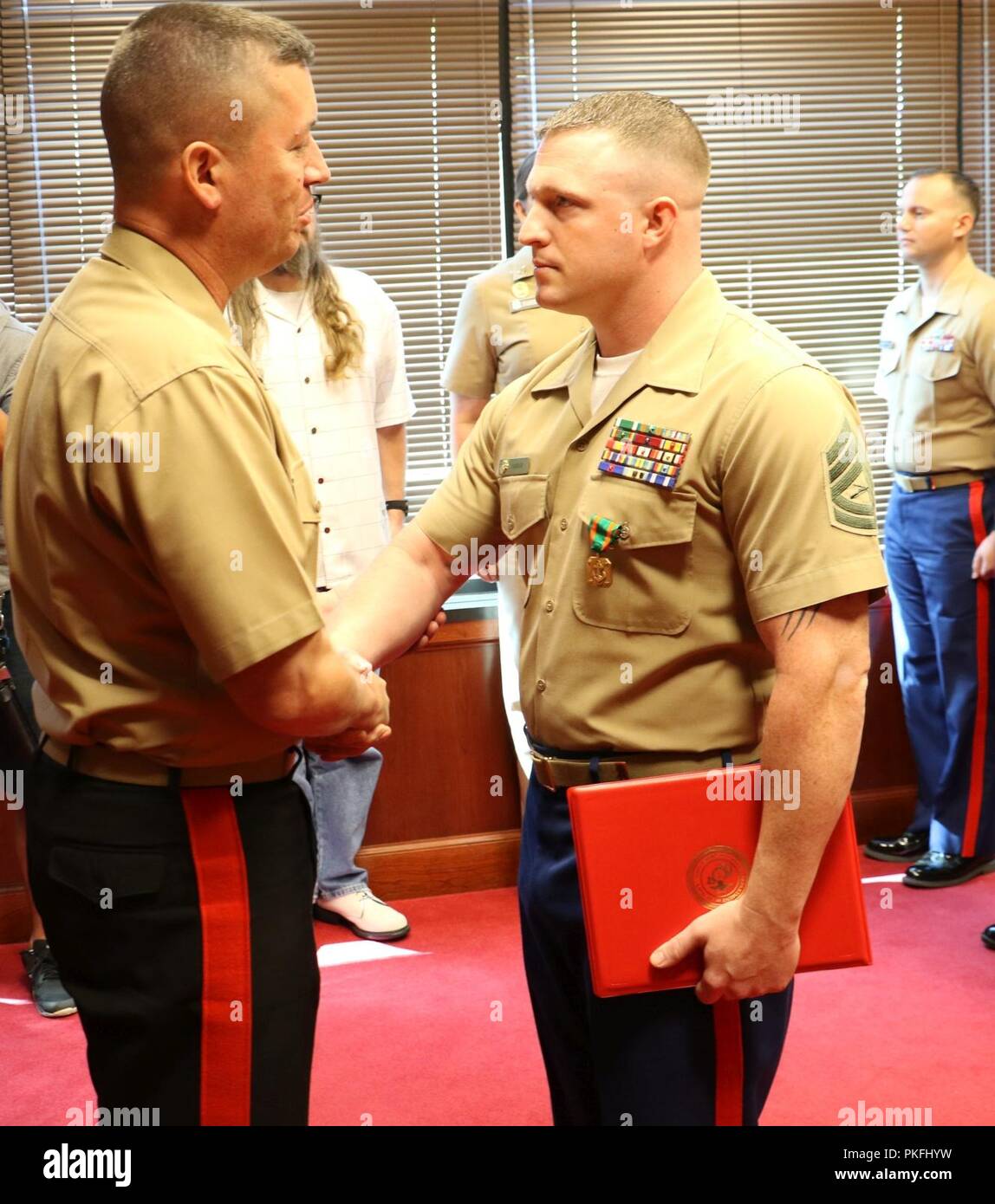 El Sargento de artillería. Pete Vargo, el personal suboficial encargado de reclutar a la Subestación de Green Bay, fue presentado a la Marina y la Infantería de Marina Medalla de Logro Jueves, 2 de agosto por el General James Bierman principales durante una visita a la estación de reclutamiento del Cuerpo de Infantería de Marina de Milwaukee. Vargo fue premiado con la medalla por su rápida respuesta y asistencia en un accidente automovilístico en la I-41 en el Condado de Washington que dejó siete heridos y cobró la vida de un joven de 18 años de edad. Foto de stock