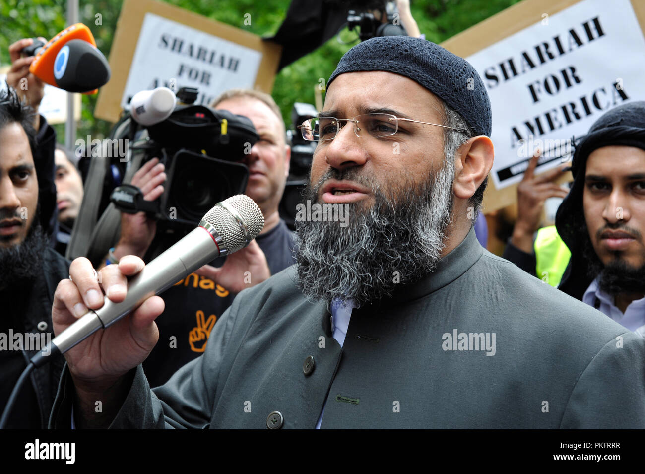 Anjem Choudary de los musulmanes contra las cruzadas (MAC) grupo anteriormente del Islam4UK. Fue declarado culpable de solicitar apoyo a una organización proscrita Foto de stock