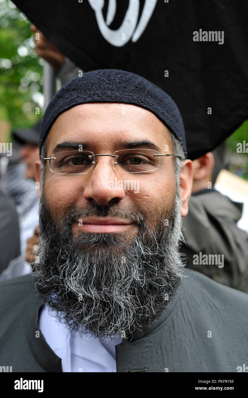 Anjem Choudary de los musulmanes contra las cruzadas (MAC) grupo anteriormente del Islam4UK. Fue declarado culpable de solicitar apoyo a una organización proscrita Foto de stock