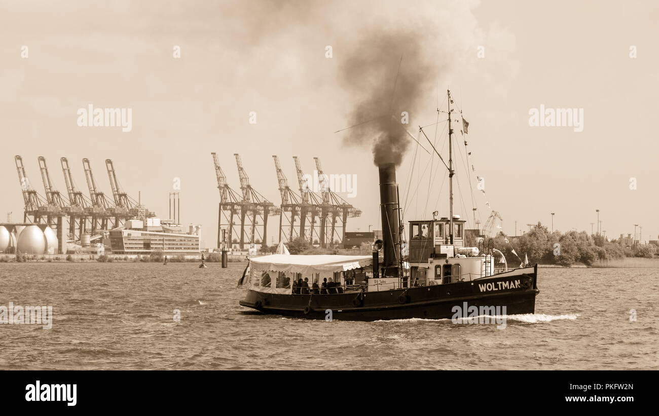 Steamboat histórico delante de grúas de carga en el puerto de Hamburgo, desaturado, Elba, Hamburgo, Alemania. Foto de stock
