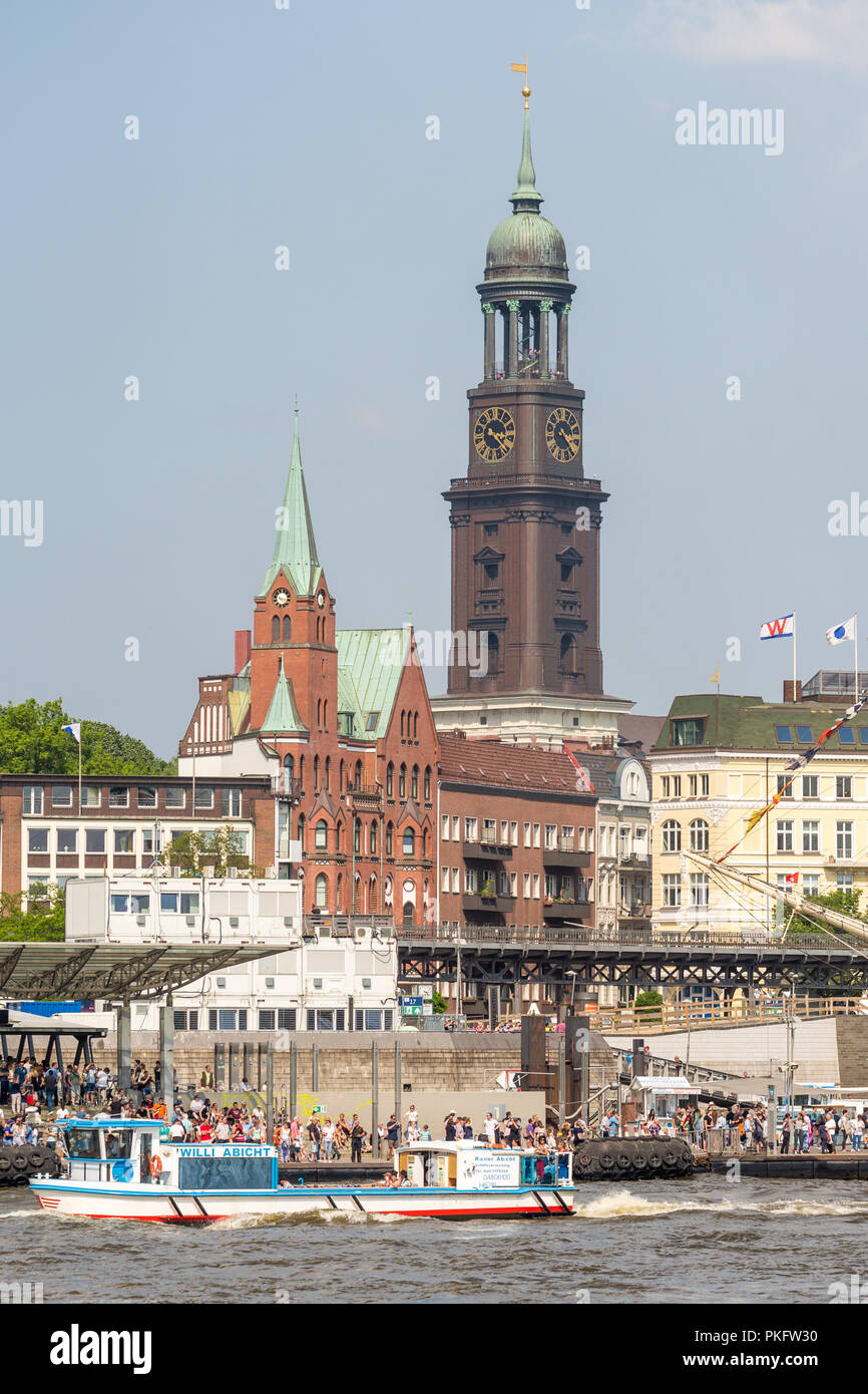 Torre de la Iglesia de San Miguel, Michel, frente a la Basílica de San Pauli muelles, el puerto de Hamburgo, Hamburgo, Alemania. Foto de stock