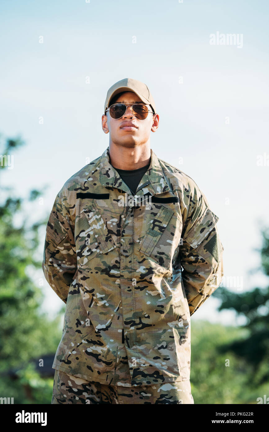 Retrato del soldado americano africano en uniforme militar, gorra y gafas  de sol Fotografía de stock - Alamy