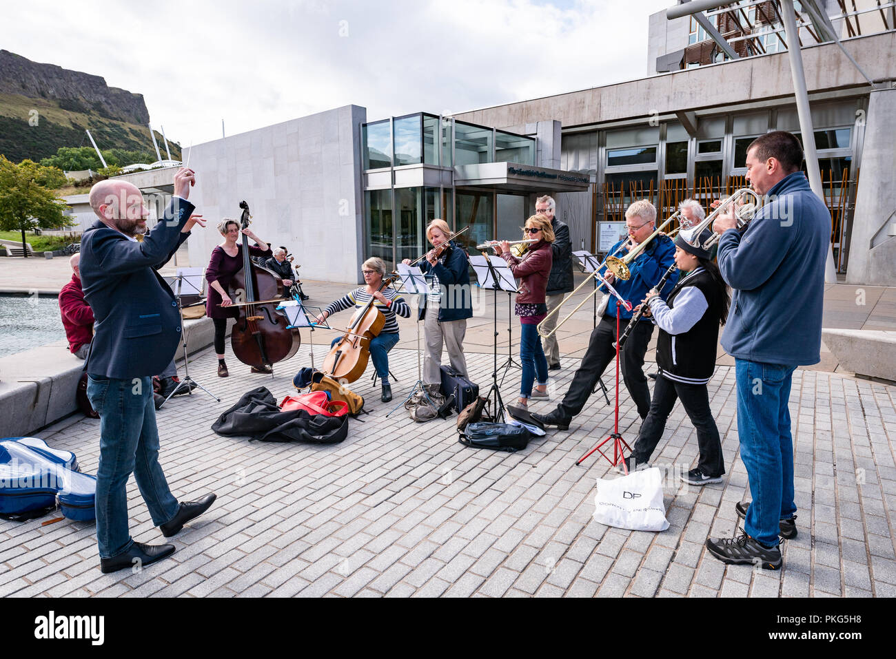 Edimburgo, Reino Unido. 13 de septiembre de 2018. Los activistas toman  parte en un pop-up de orquesta fuera del Parlamento Escocés en Edimburgo.  La protesta fue organizada para apoyar una petición presentada