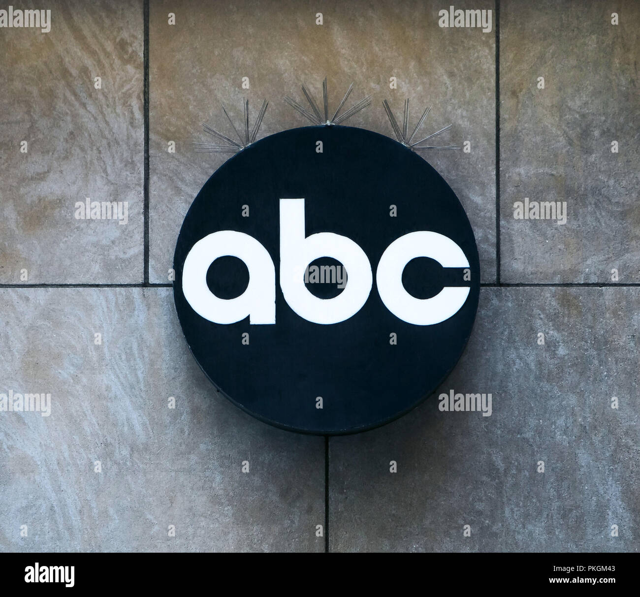 El logotipo de American Broadcasting Company en el exterior de los edificios del ABC en West 67th Street, en la Ciudad de Nueva York. Foto de stock