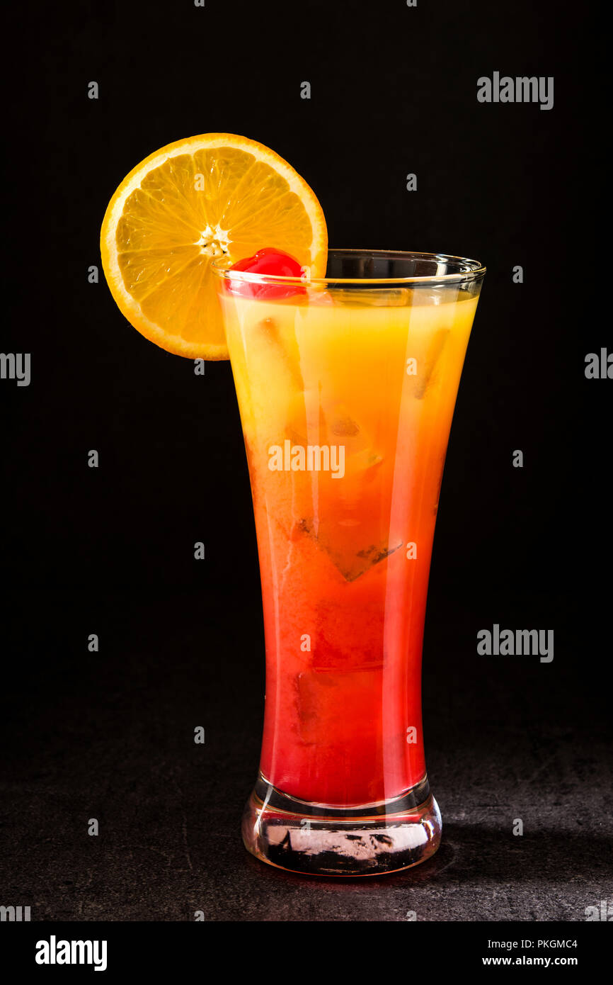 Tequila Sunrise Coctel En Vidrio Sobre Fondo Negro Fotografia De Stock Alamy