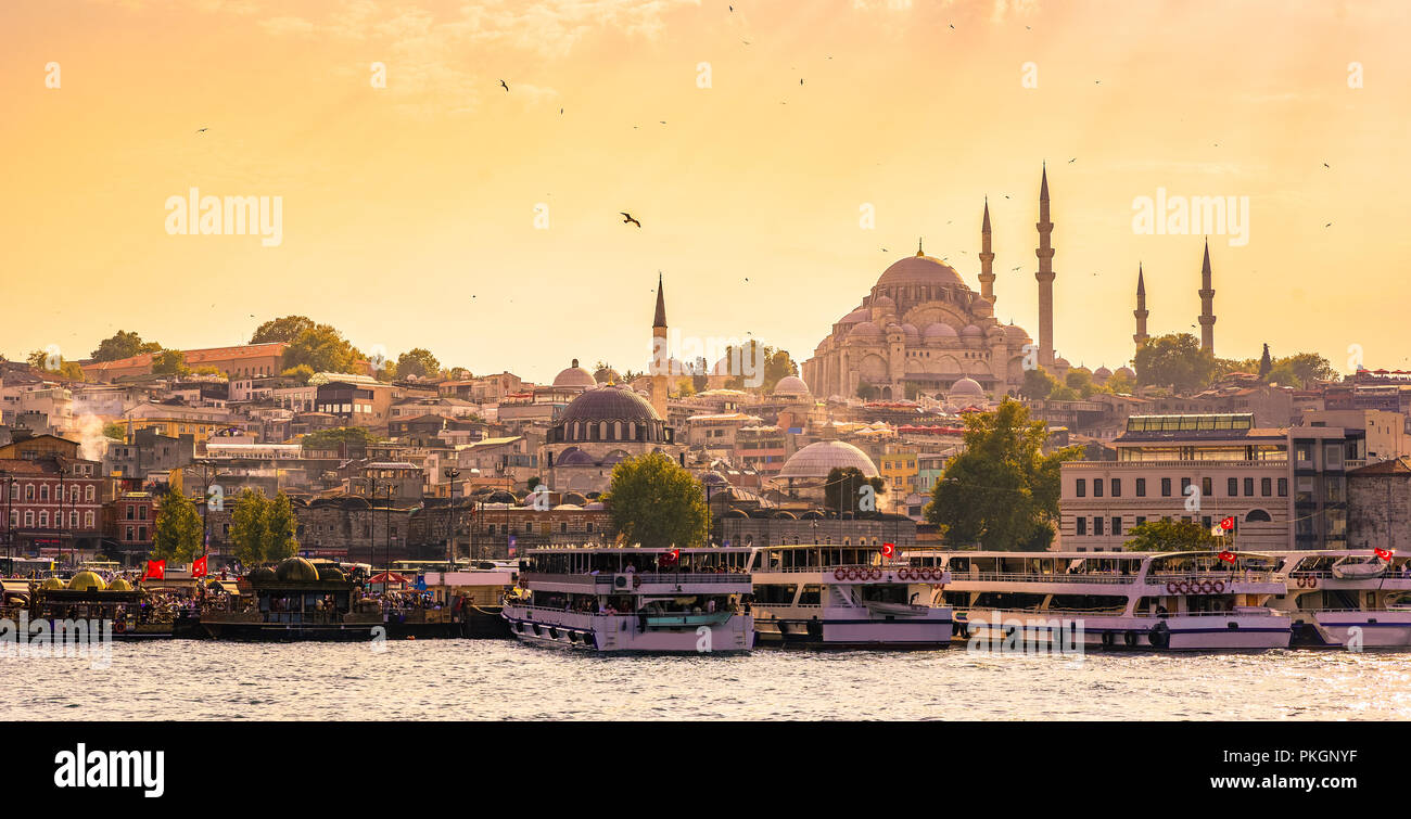 Eminonu puerto con los barcos y la Mezquita Suleymaniye en el distrito de  Fatih en cuerno de oro Río antes del atardecer, Estambul, Turquía. Concepto  de viaje Mar y horteras Fotografía de